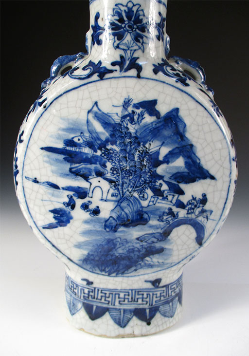 A late 19th/early 20th century blue and white moon flask, the rim of the cylindrical neck with - Image 2 of 5