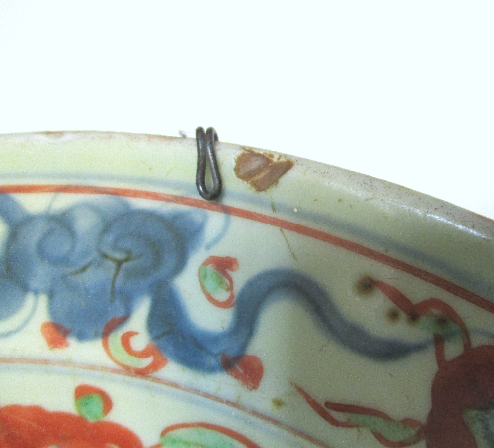A 17th/18th century Swatow style dish painted in red and green over underglaze blue with precious - Image 7 of 9
