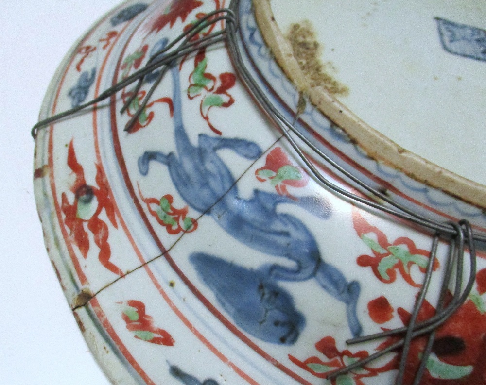 A 17th/18th century Swatow style dish painted in red and green over underglaze blue with precious - Image 8 of 9