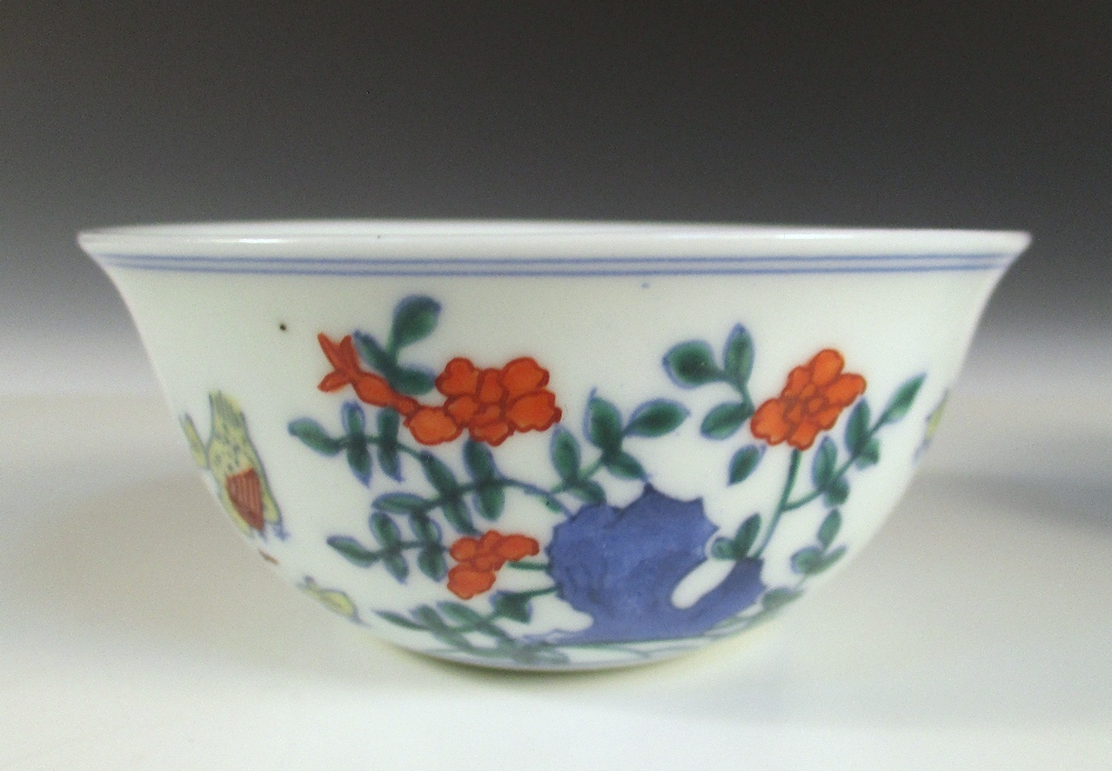 A wucai cup and another in Imari palette, the exterior of the first painted with chickens, six - Image 5 of 6