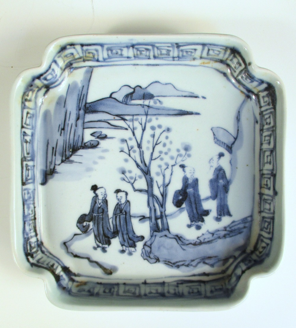 A pair of 19th century Korean blue and white square dishes, each painted with four figures walking - Image 5 of 8