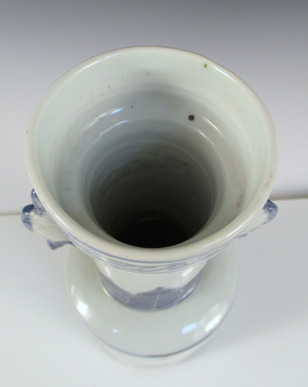 A blue and white vase, fish handles applied to the cylindrical neck below a broad rim painted with - Image 5 of 6