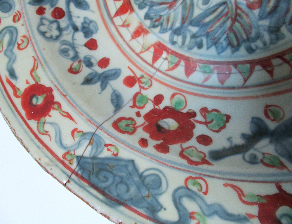 A 17th/18th century Swatow style dish painted in red and green over underglaze blue with precious - Image 2 of 9