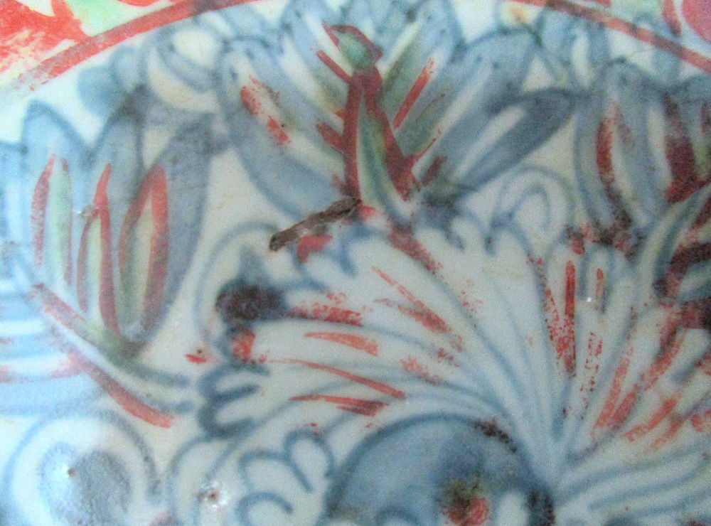 A 17th/18th century Swatow style dish painted in red and green over underglaze blue with precious - Image 6 of 9
