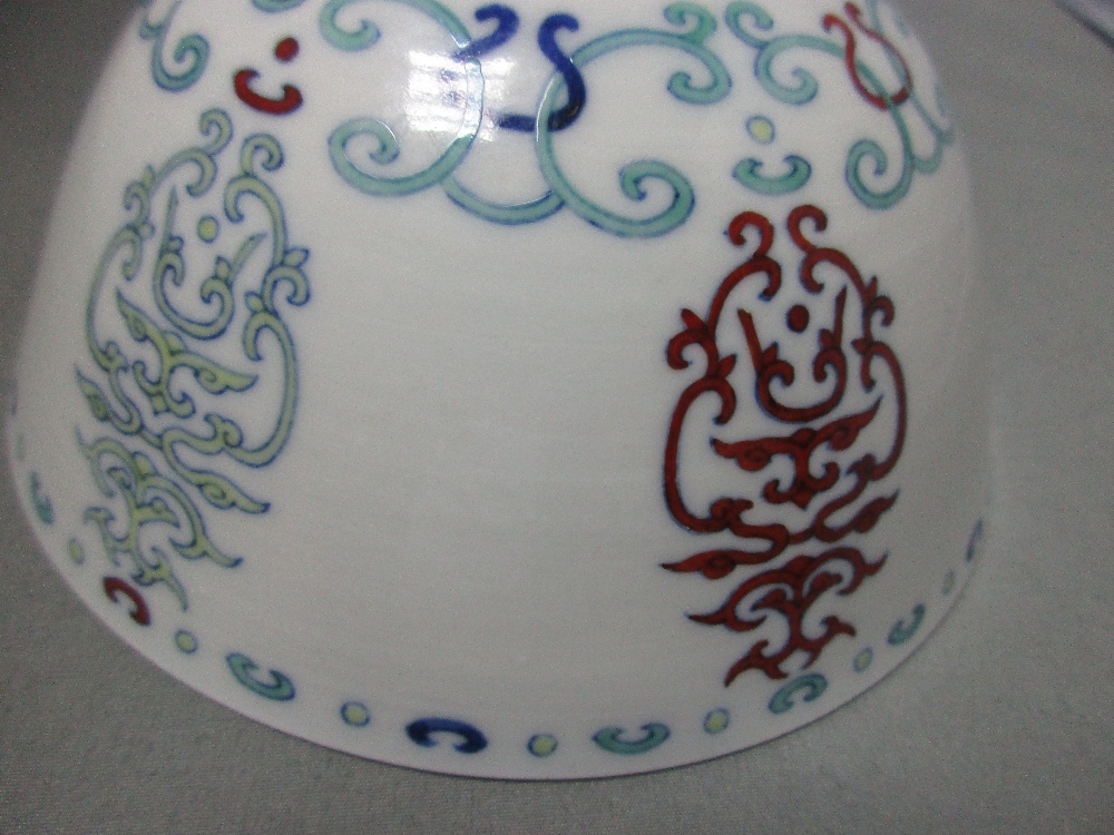 A wucai bowl, six character mark of Yongzheng, the exterior with alternating coloured scrolls in bud - Image 3 of 3