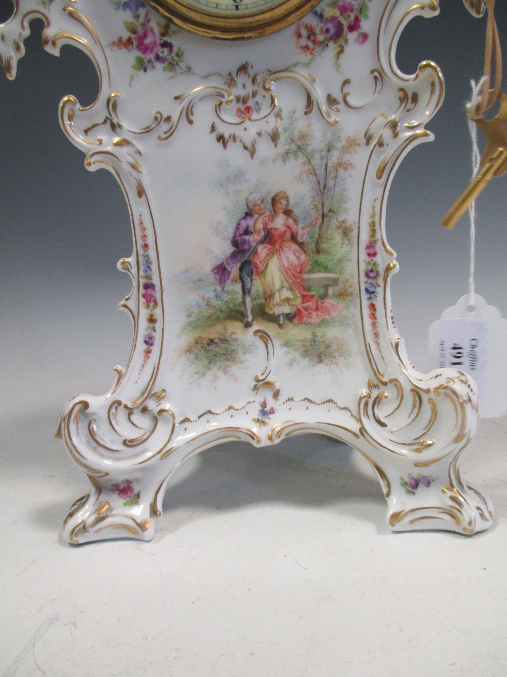 A Dresden floral decorated mantle clock, 34cm high, in working order with key - Bild 2 aus 3