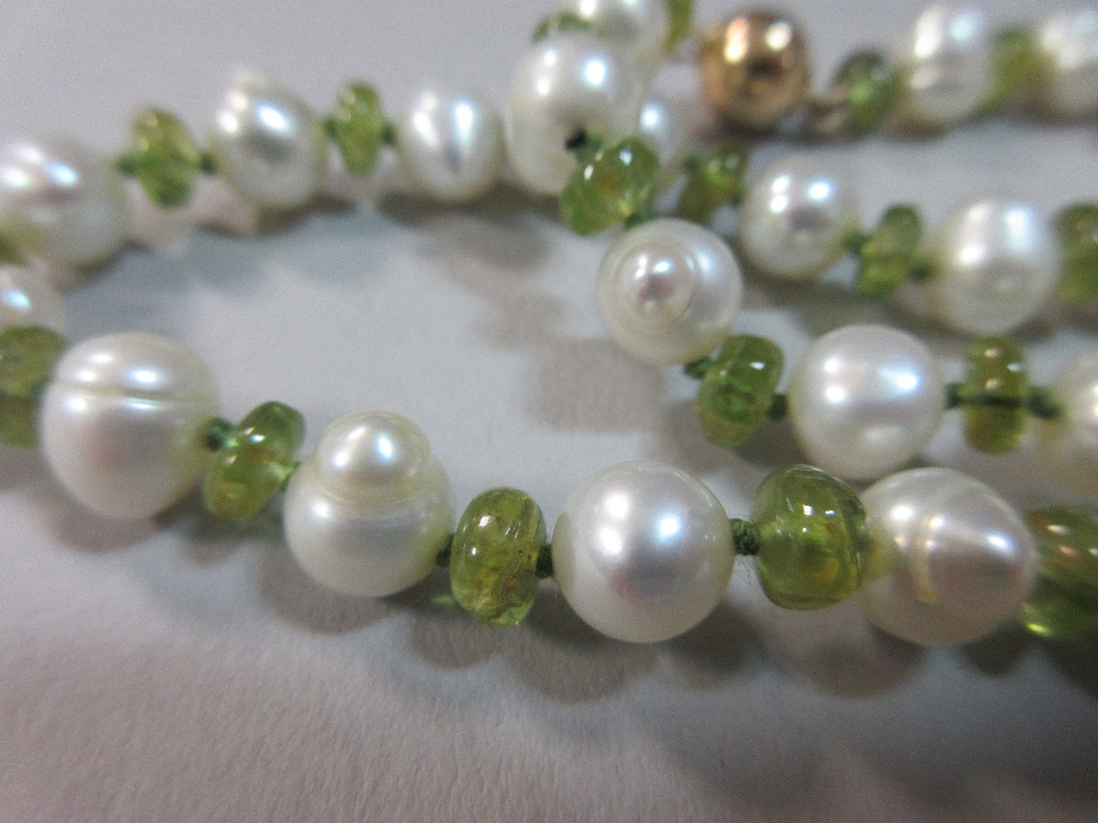 A peridot and pearl necklace, with alternating polished bouton peridots and 8mm freshwater pearls, - Image 3 of 3
