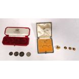 Three 18ct gold dress studs, a 9ct gold stud and a 1908 maundy set incomplete