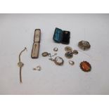 A quantity of mixed gold and yellow metal jewellery to include a 9ct lady's wristwatch, a 9ct