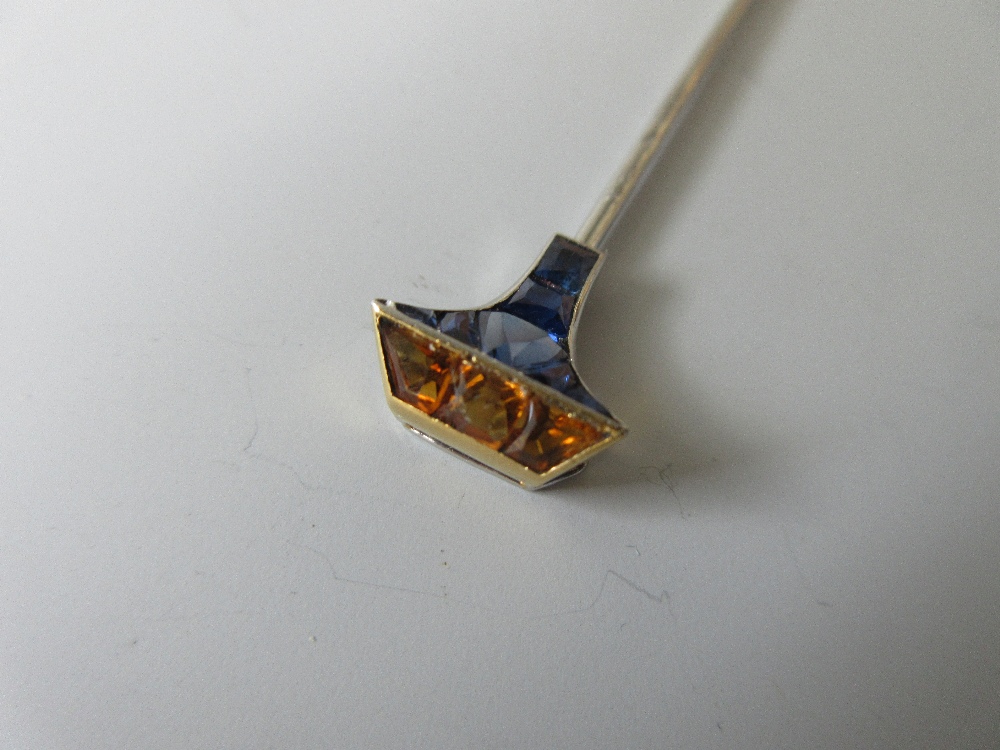 A sapphire and citrine set stick pin by Cartier, designed perhaps as a stylised sport mallet or club - Image 4 of 6