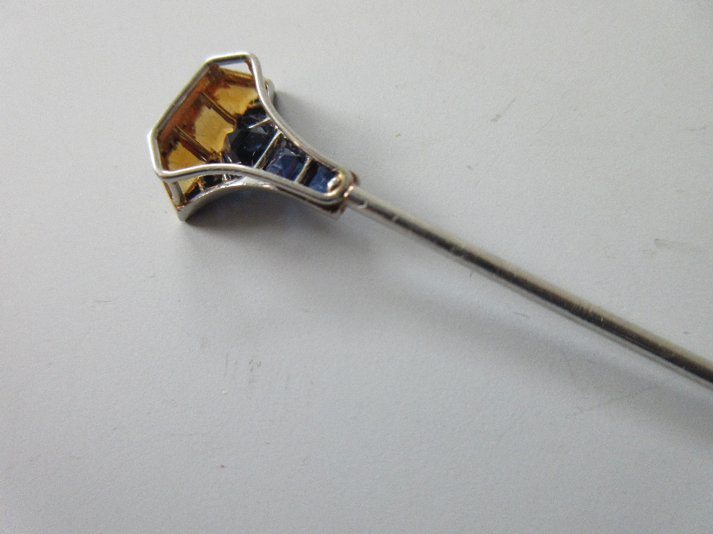 A sapphire and citrine set stick pin by Cartier, designed perhaps as a stylised sport mallet or club - Image 3 of 6