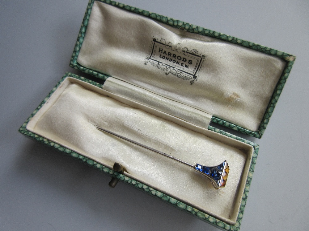 A sapphire and citrine set stick pin by Cartier, designed perhaps as a stylised sport mallet or club - Image 2 of 6