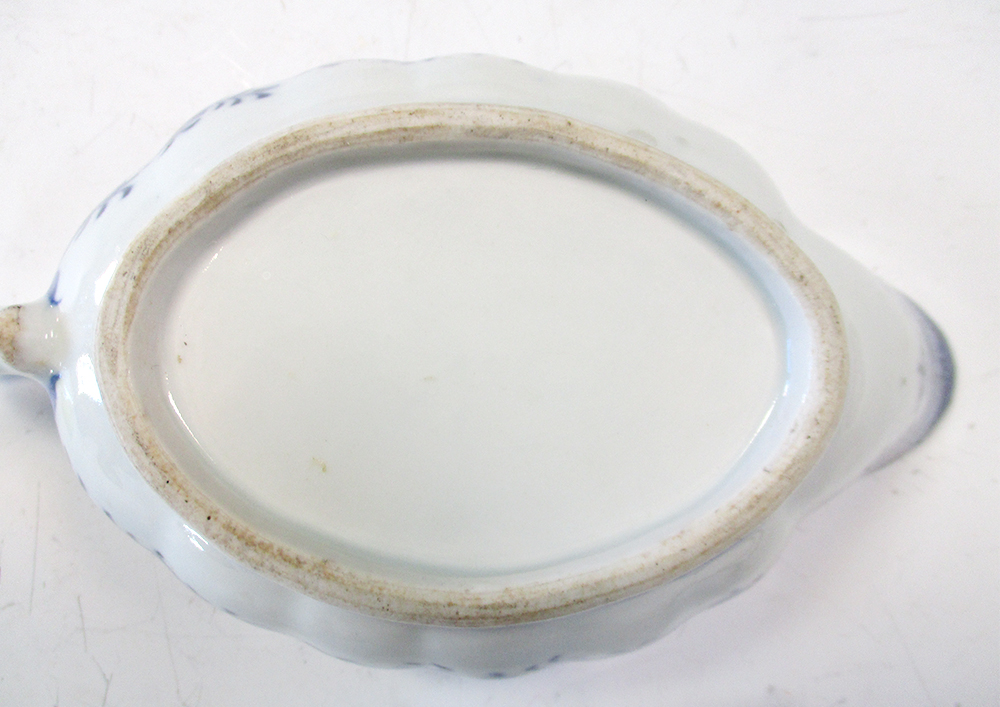 An 18th century blue and white sauce boat, the fluted rim with corallite band enclosing a scene - Image 4 of 4
