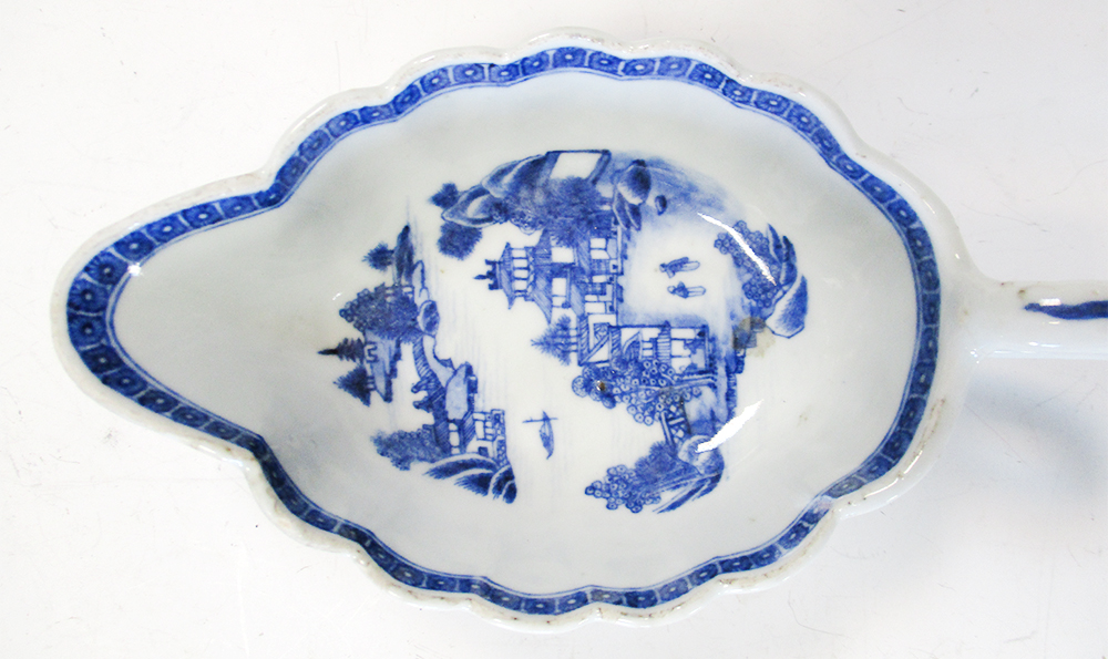 An 18th century blue and white sauce boat, the fluted rim with corallite band enclosing a scene - Image 3 of 4