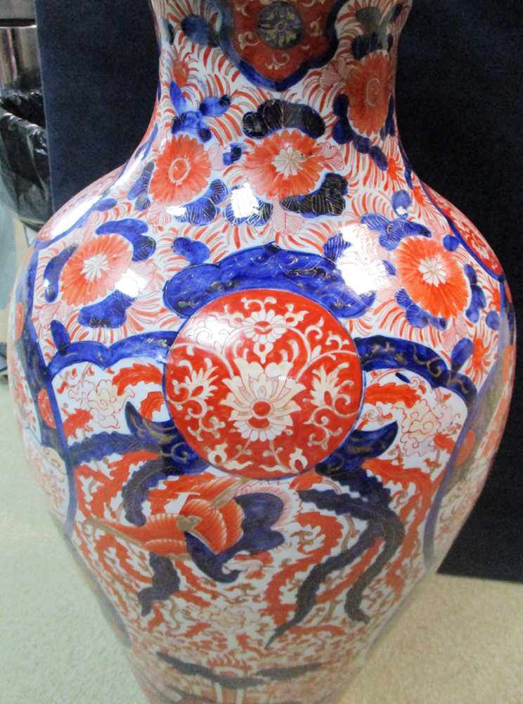 A late 19th/early 20th century Imari vase, the baluster shape with two garden reserves in lobed blue - Image 3 of 4