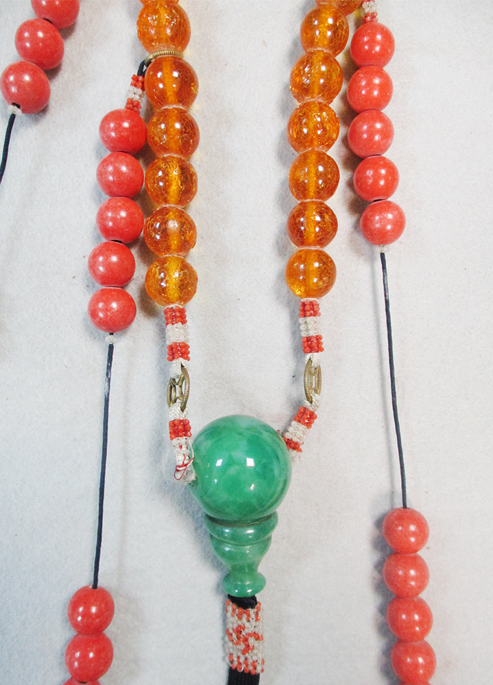 A mandarin's necklace, the main set of beads to imitate amber, interspaced with larger beads to - Image 2 of 4