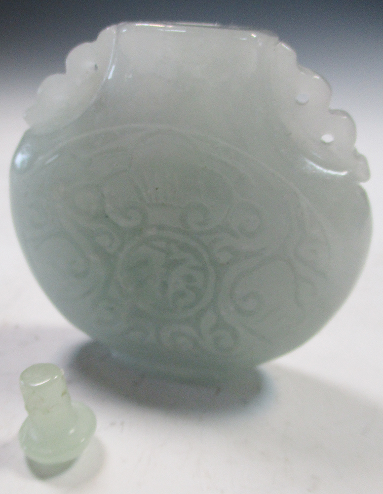 A jade pendant together with a snuff bottle and stopper, the first a roundel pierced and carved with - Image 5 of 5