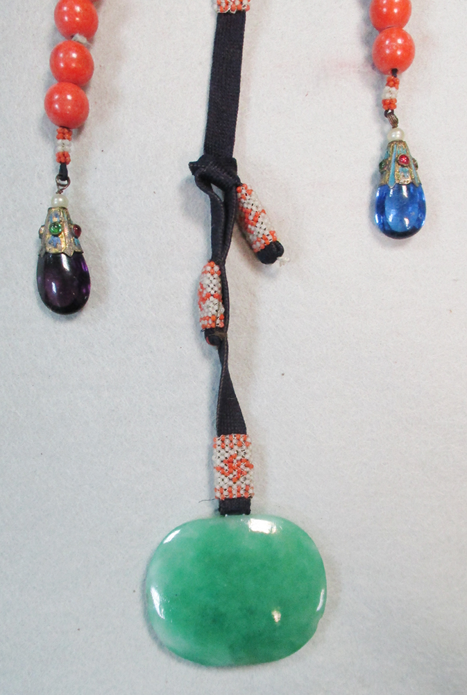 A mandarin's necklace, the main set of beads to imitate amber, interspaced with larger beads to - Image 3 of 4