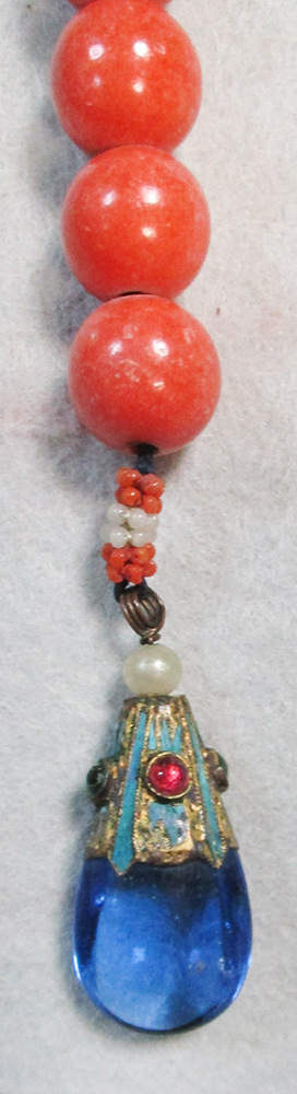 A mandarin's necklace, the main set of beads to imitate amber, interspaced with larger beads to - Image 4 of 4