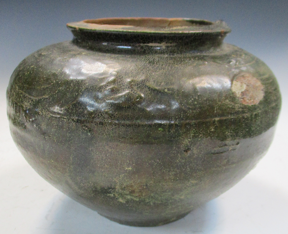 A Han dynasty green glazed baluster vase and a jar, the first with glaze free spur marks on the - Image 5 of 7