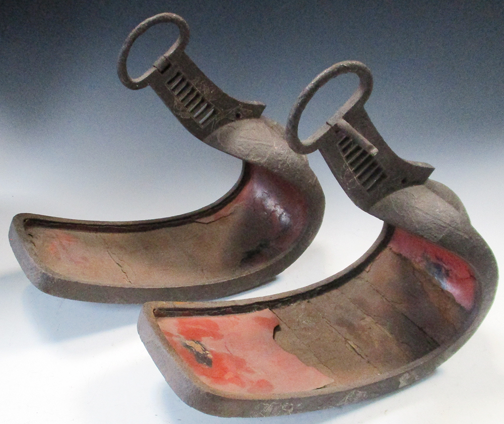 A pair of 17th/18th century stirrups, the crest curved toes running down from buckle attachments - Image 5 of 5