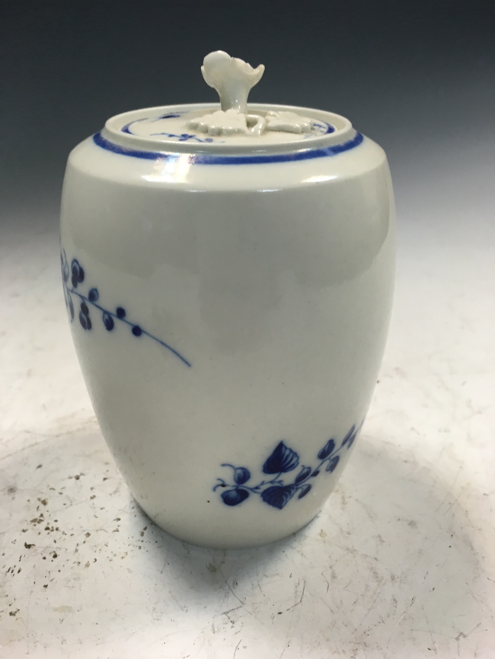 A Caughley blue and white tea caddy and cover, circa 1775, the barrel shaped body painted with - Image 3 of 4