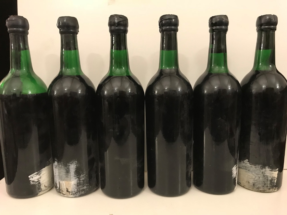 Graham's vintage port 1970, 6 bottles, some signs of seepage (one slightly raised cork and one