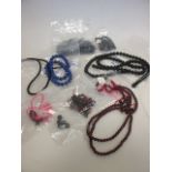 A quantity of loose beads, to include onyx, garnet, lapis lazuli and others VAT is payable by the