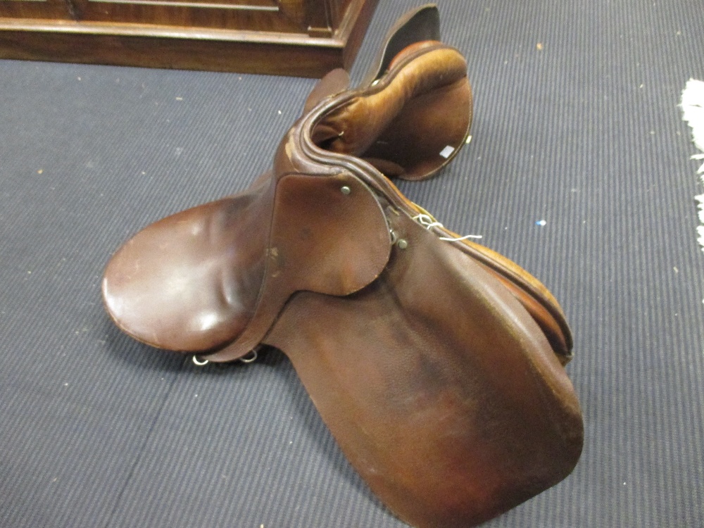A 20th century leather saddle and a pair of Sheldon stirrups - Bild 2 aus 3