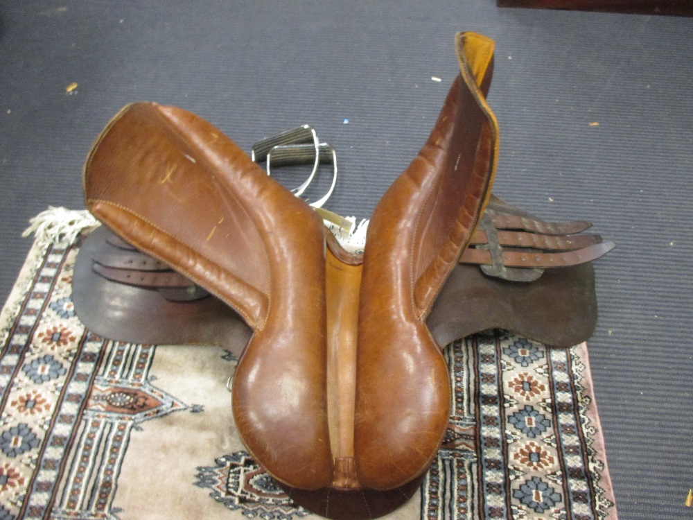 A 20th century leather saddle and a pair of Sheldon stirrups - Bild 3 aus 3