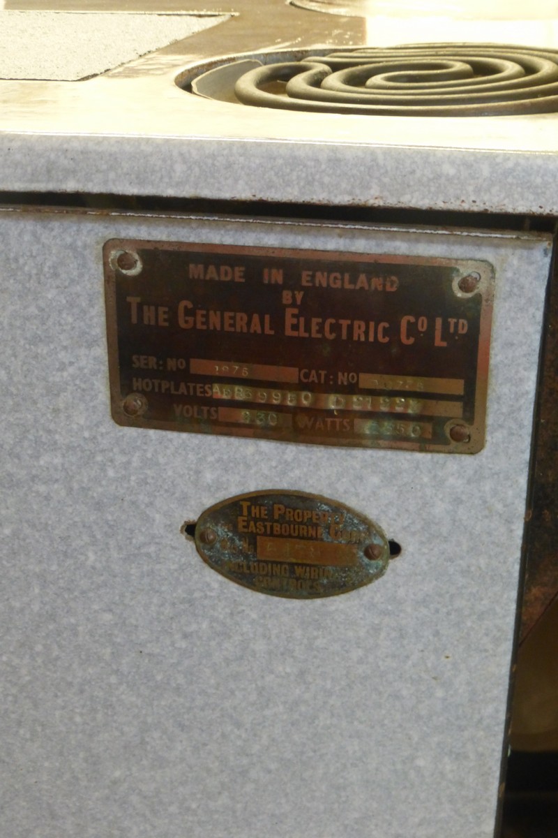 An early 20th Century enamel "Downs" cooker with a maker's plaque Made by The General Electric Co. - Image 3 of 3