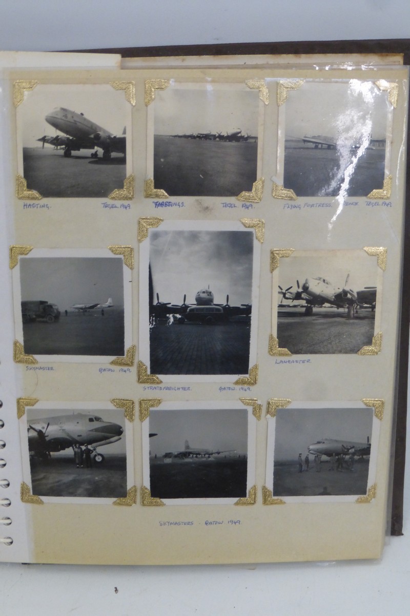 An album of approximately 100 military postcards, cigarette cards and photographs including Third - Bild 2 aus 3
