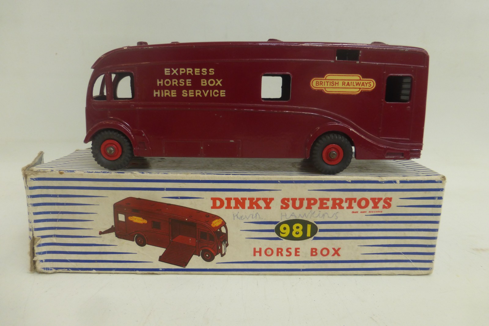 DINKY SUPERTOYS - Horse Box, no. 981, in excellent condition, with very minor chipping, striped - Image 2 of 2