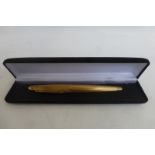 An Alfred Dunhill 18k ribbed and gold plated fountain pen.