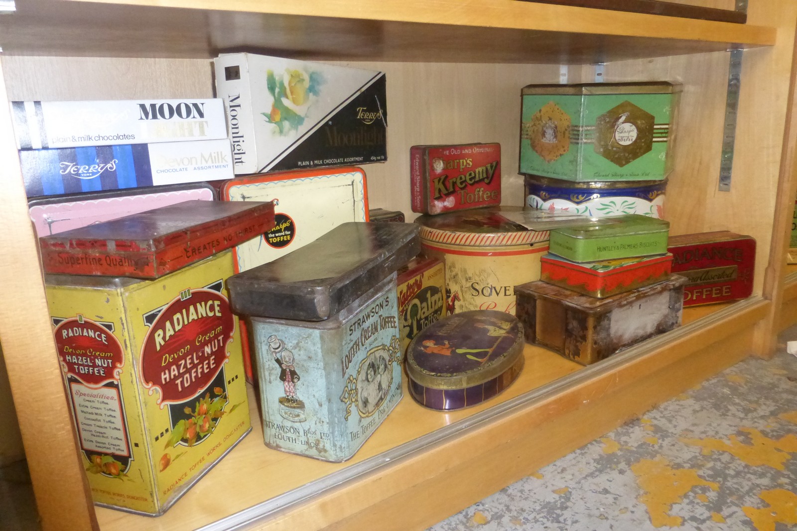 A collection of assorted confectionery tins to include Radiance, Keiller's, Sovereign etc.