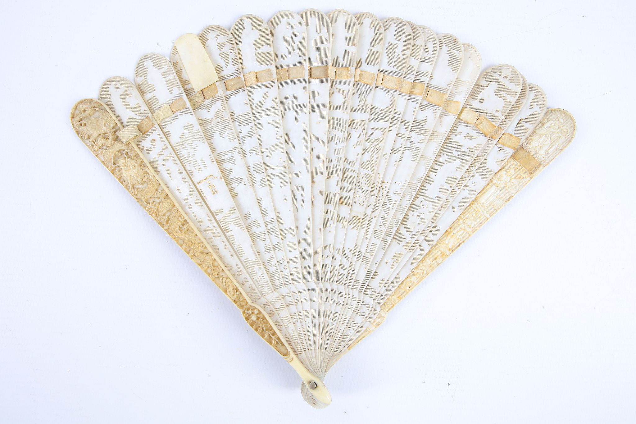 A 19th Century Brise ivory fan in lacquered fan case. - Image 3 of 3