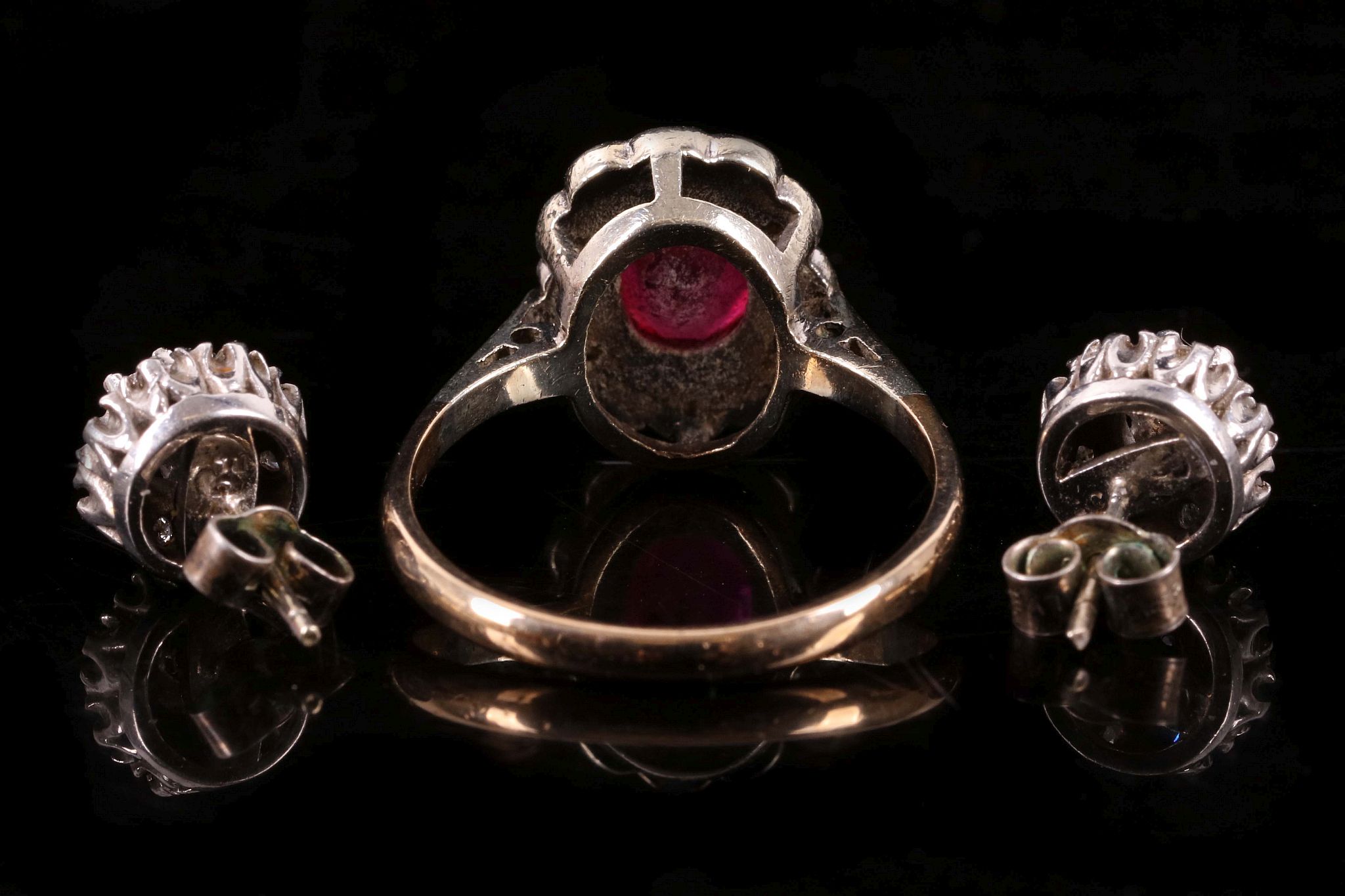 A synthetic ruby and rose cut diamond cluster ring, and a pair of illusion set diamond cluster ear - Bild 2 aus 2