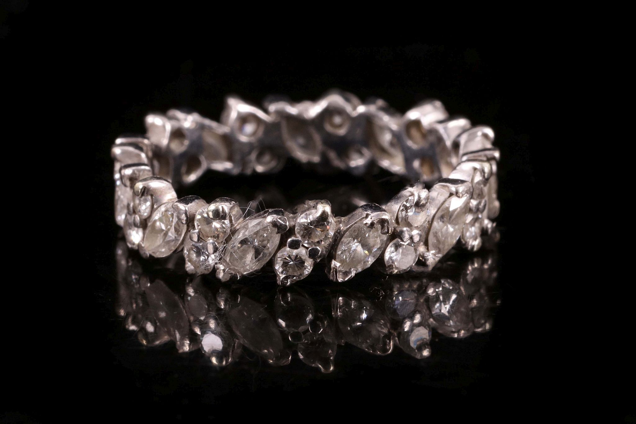 A diamond full hoop ring, set alternatively with marquise and brilliant cut diamonds, mounted in - Bild 2 aus 2