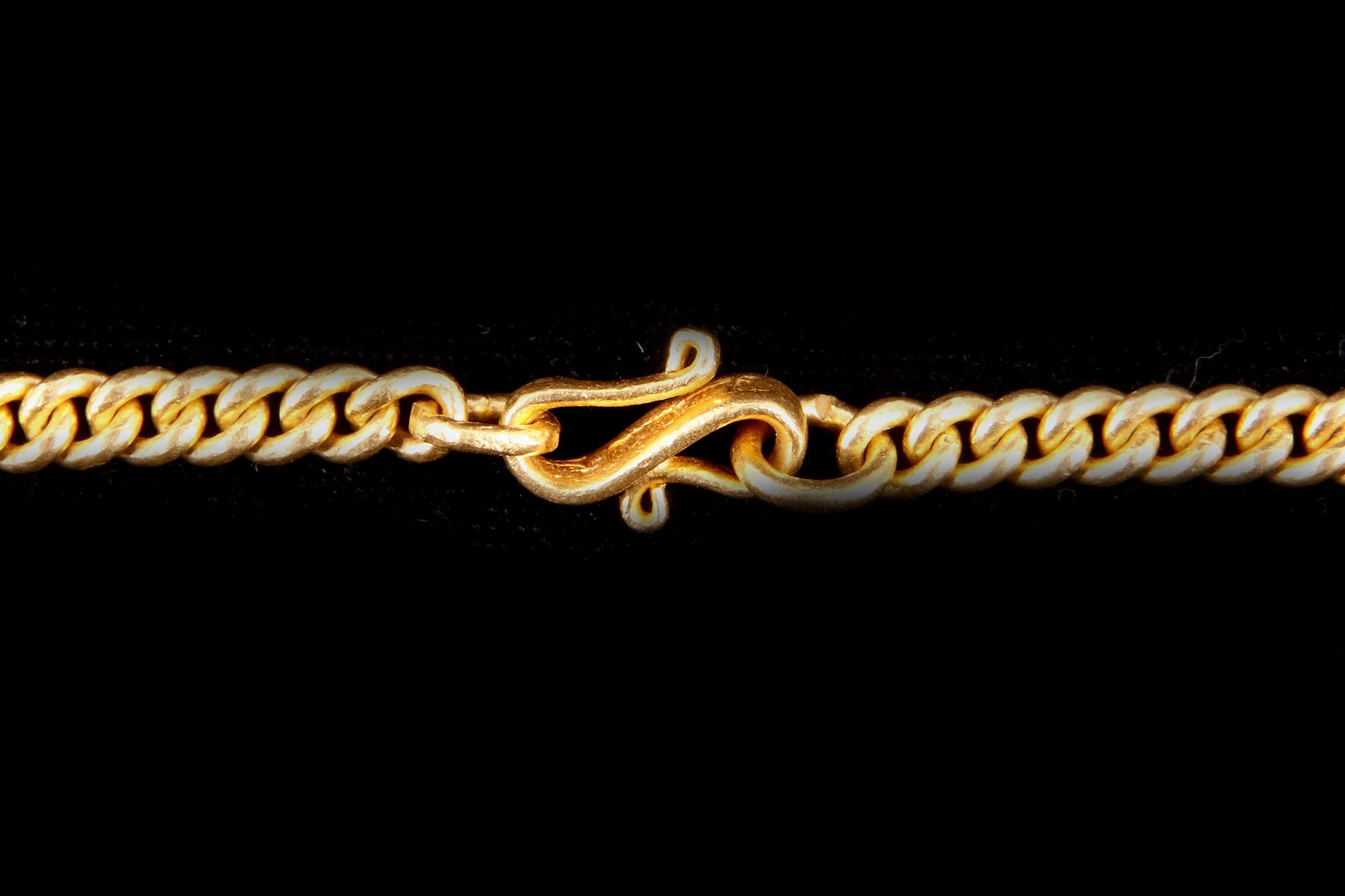 An unhallmarked yellow metal curb link chain, 41cm long. Approx. total weight: 36g. - Image 2 of 3