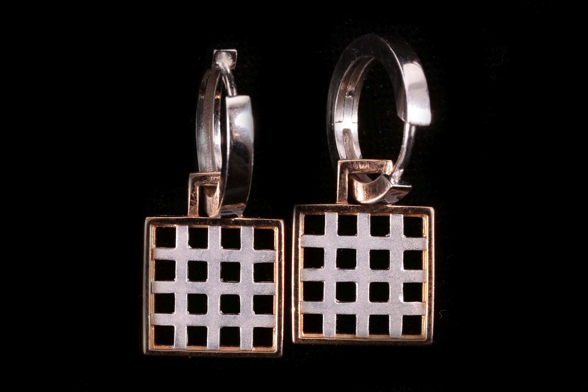 A pair of 14 carat white and rose gold chequerboard earrings, each set with nine small brilliant cut - Bild 2 aus 2