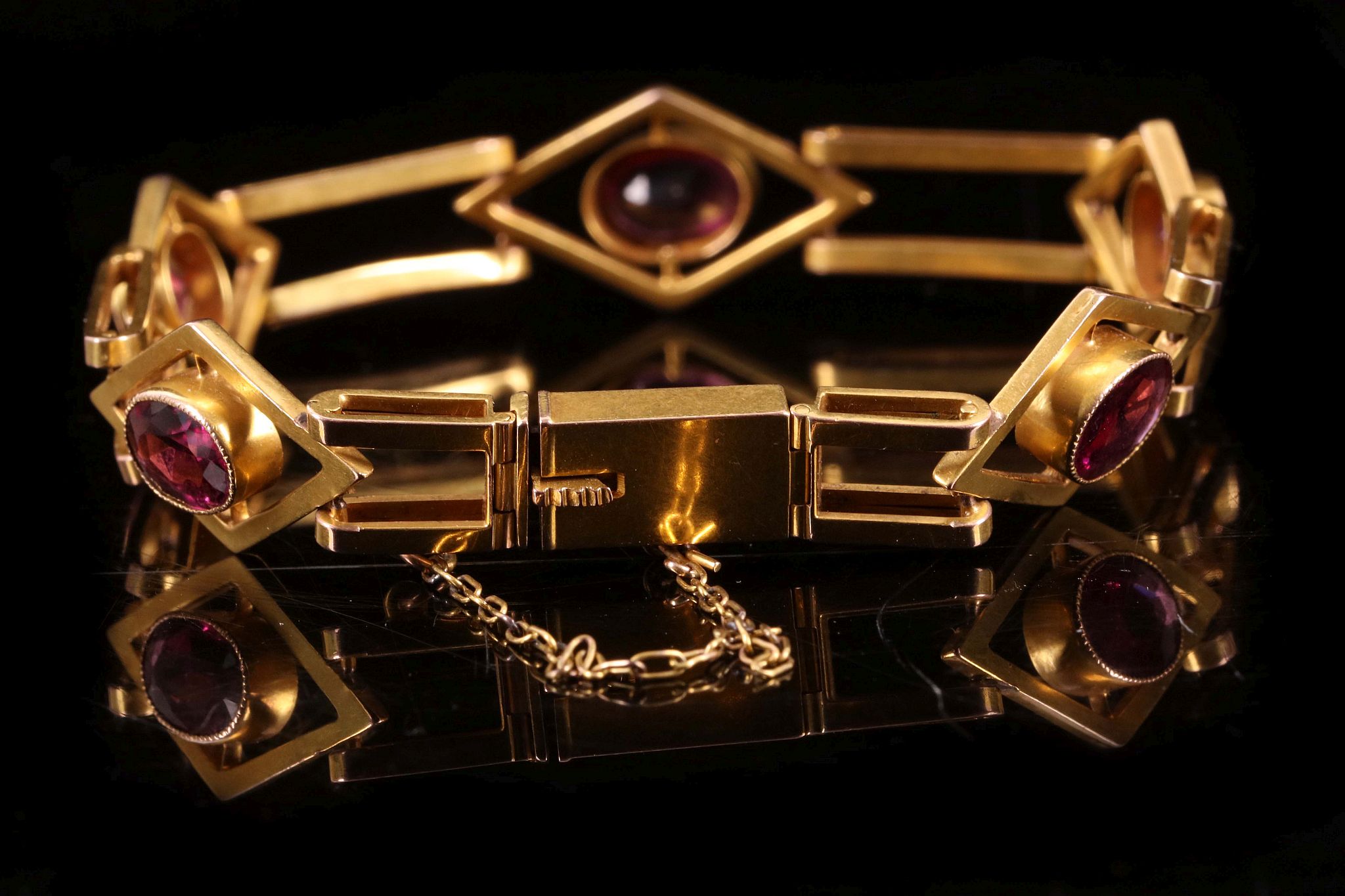 An antique yellow gold and almandine garnet bracelet c.1900, the gate link bracelet with five - Bild 2 aus 2