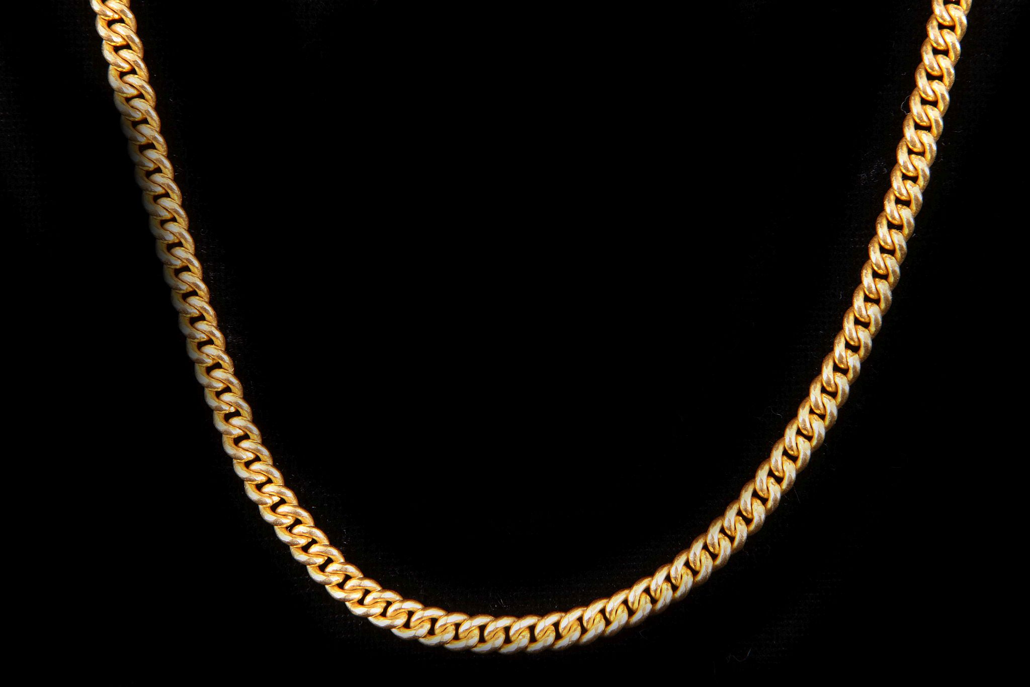 An unhallmarked yellow metal curb link chain, 41cm long. Approx. total weight: 36g. - Image 3 of 3