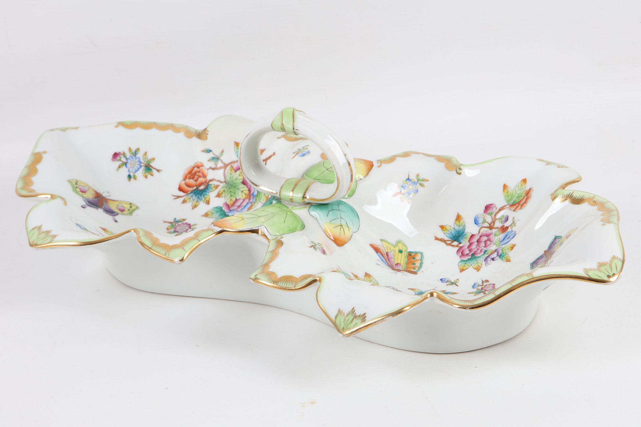 A Herend twin serving dish with central handle, painted with flowers and butterflies - Bild 2 aus 4