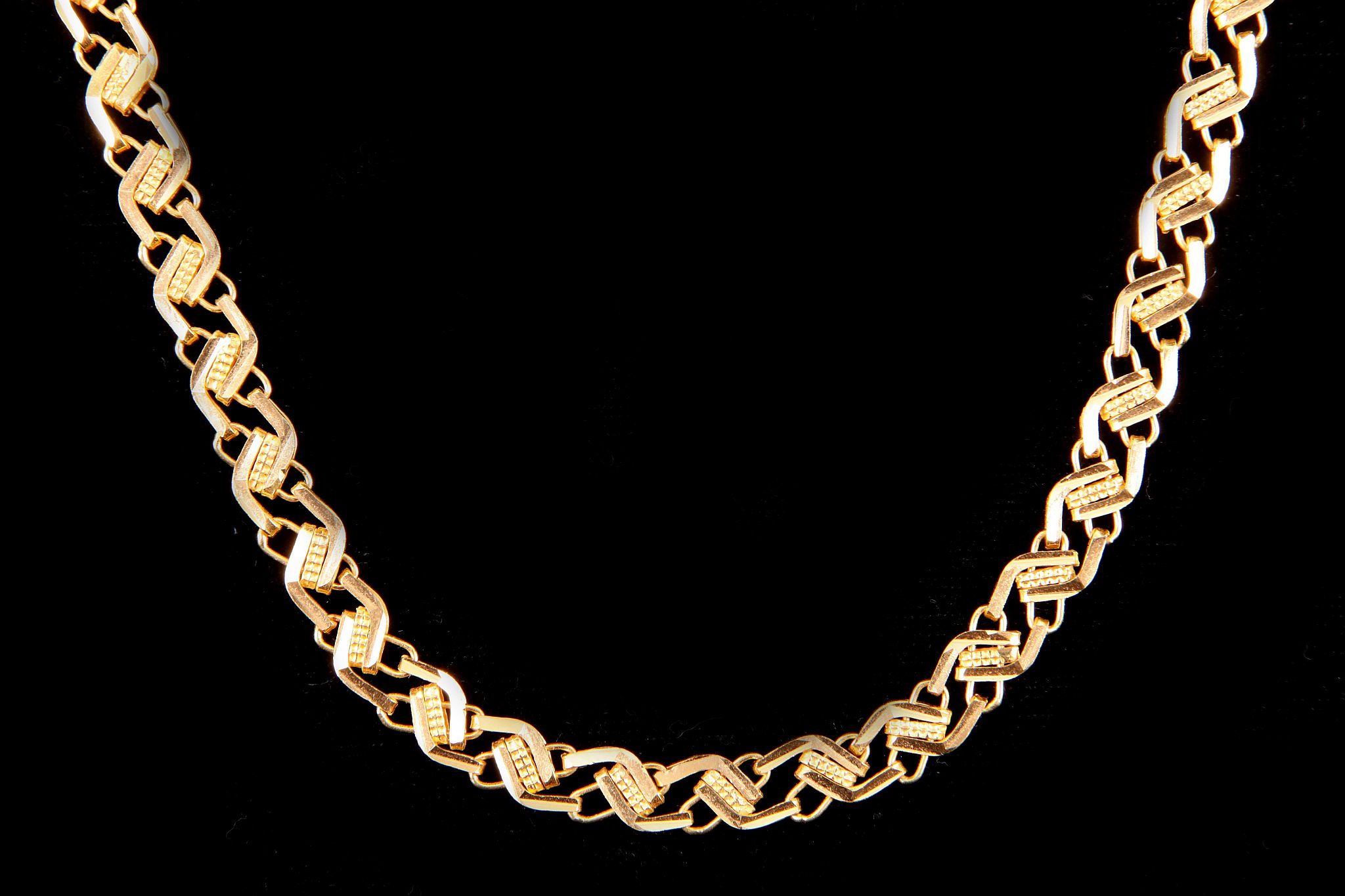 An unhallmarked yellow metal fancy zig zag necklace, 43cm long. Approx. total weight: 20g. - Bild 3 aus 3