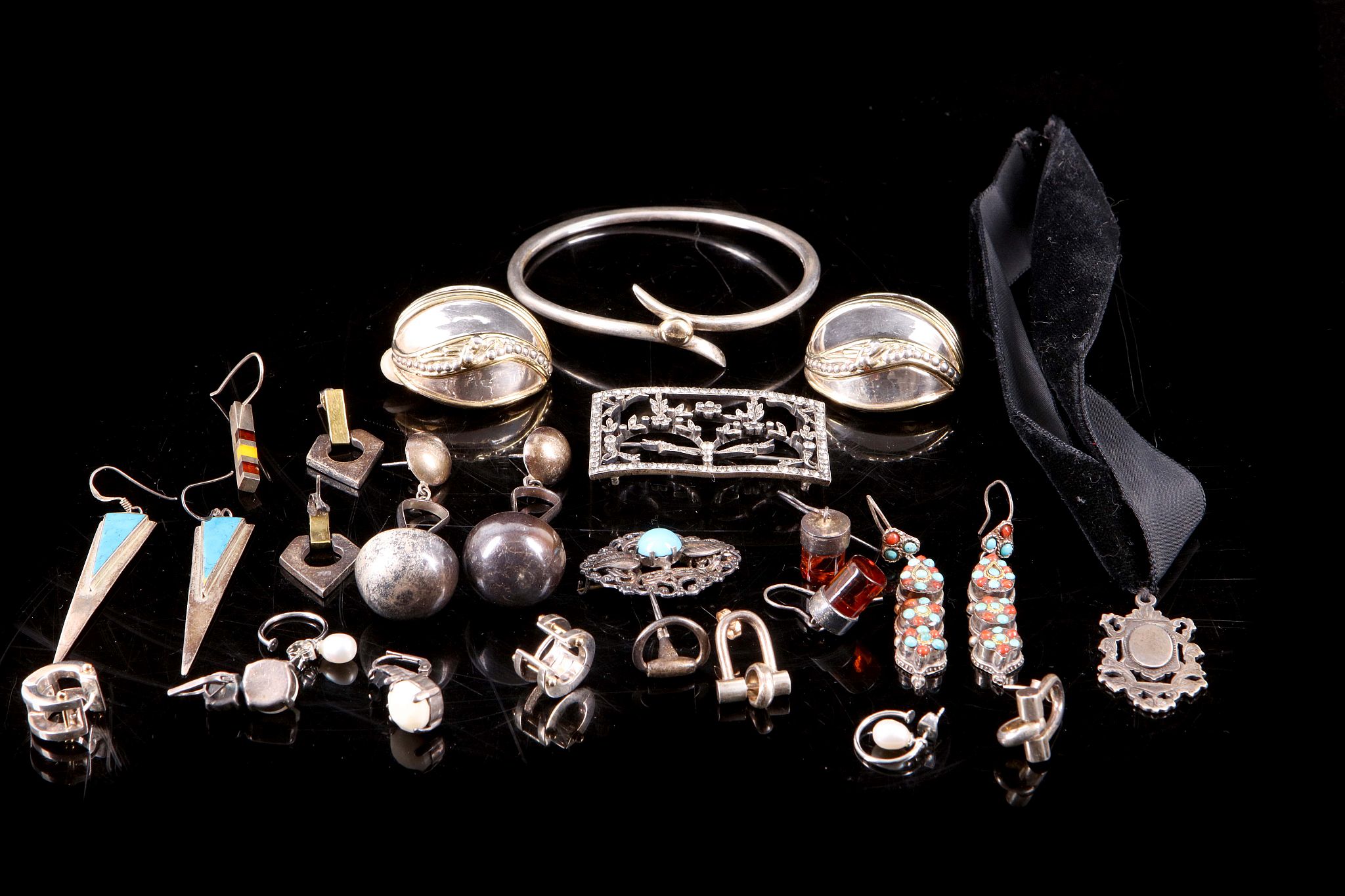 A quantity of silver and paste jewellery, including a large pair of silver and gold ear clips; a