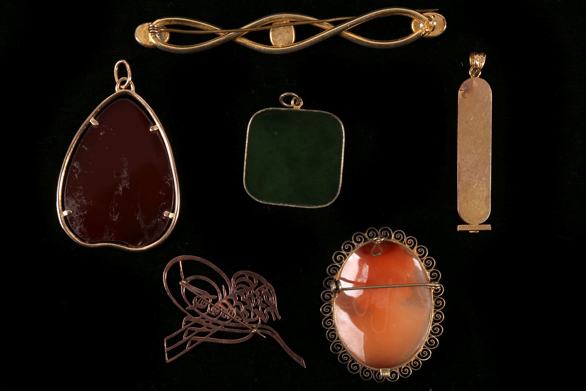 A collection of jewellery Including a pendant with Egyptian figures, a green hardstone pendant, a - Image 2 of 2