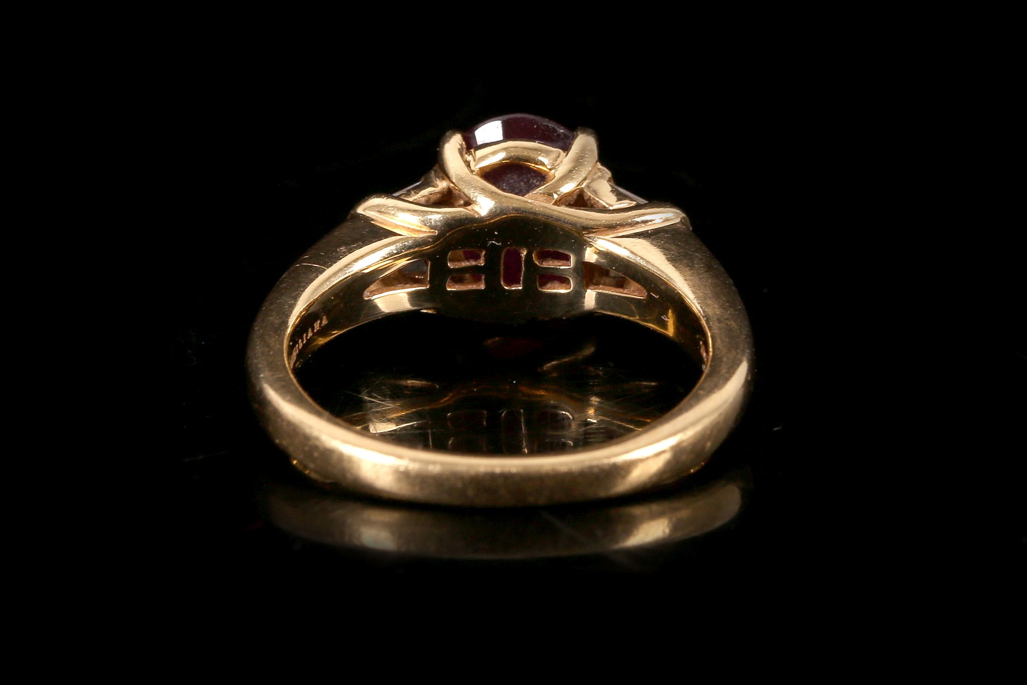 An 18 carat yellow gold, diamond, and ruby ring, set oval cut ruby of approx. 20. carats, flanked by - Image 2 of 3