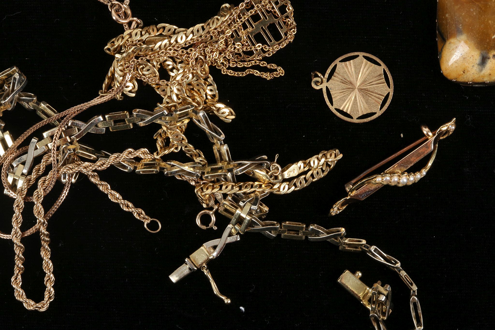 A collection of gold and gem set jewellery, including a Victorian 15ct gold and spilt pearl bar - Bild 3 aus 3