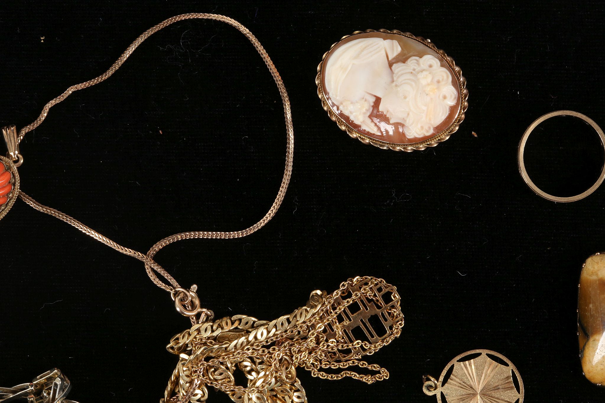 A collection of gold and gem set jewellery, including a Victorian 15ct gold and spilt pearl bar - Bild 2 aus 3