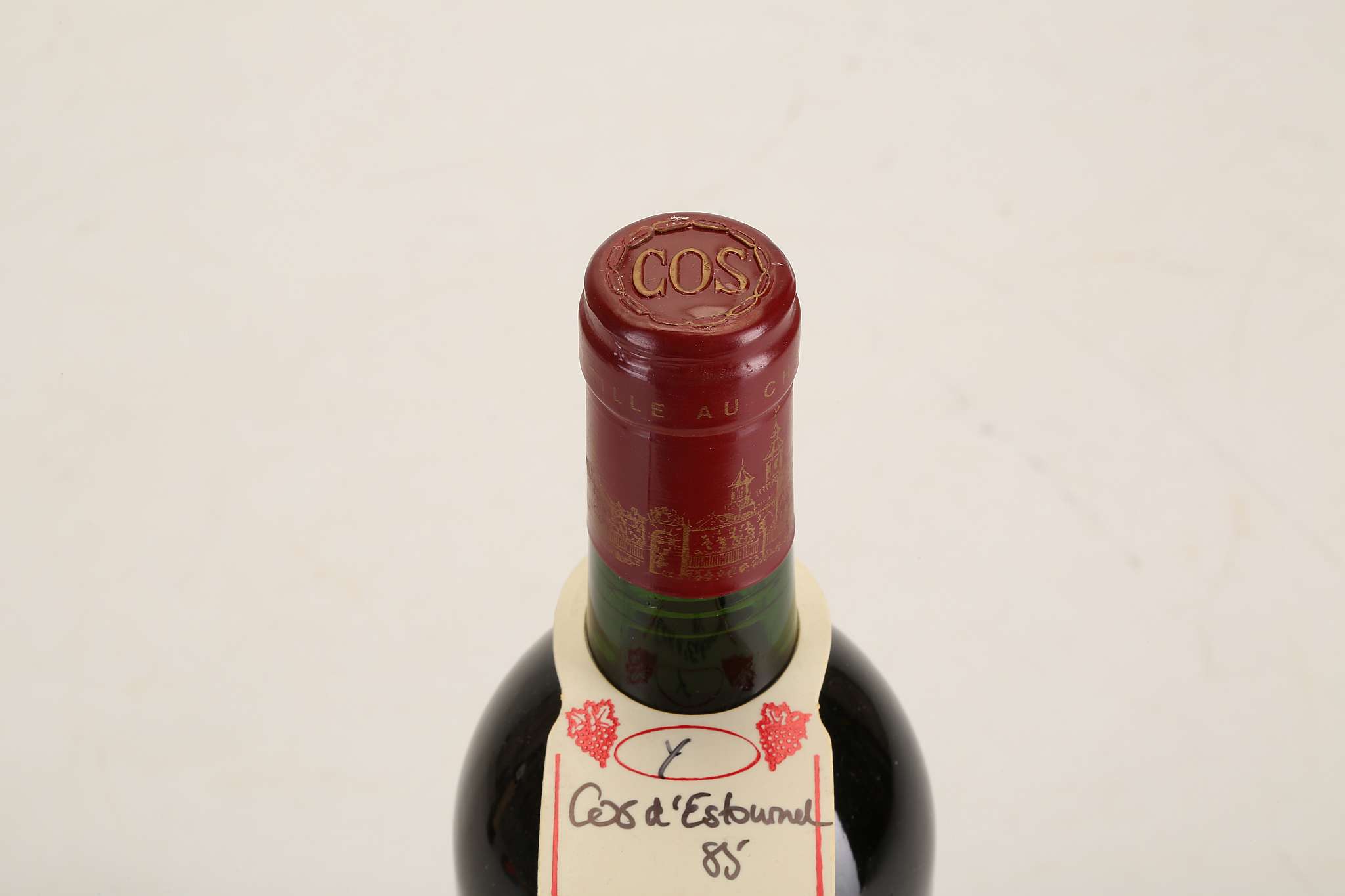 A 1985 Chateau Cos D'Estournel, Saint Estephe, Grand Cru Classè, 750ml (12.5% ABV). *This wine has - Image 4 of 5